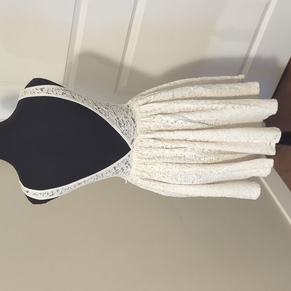 KISMET | White lace lined summer dress, low v back, flared skirt, size small - Picture 2 of 8